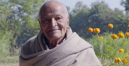 O ambientalista indiano Satish Kumar é uma dessas personalidades instigantes e inspiradoras